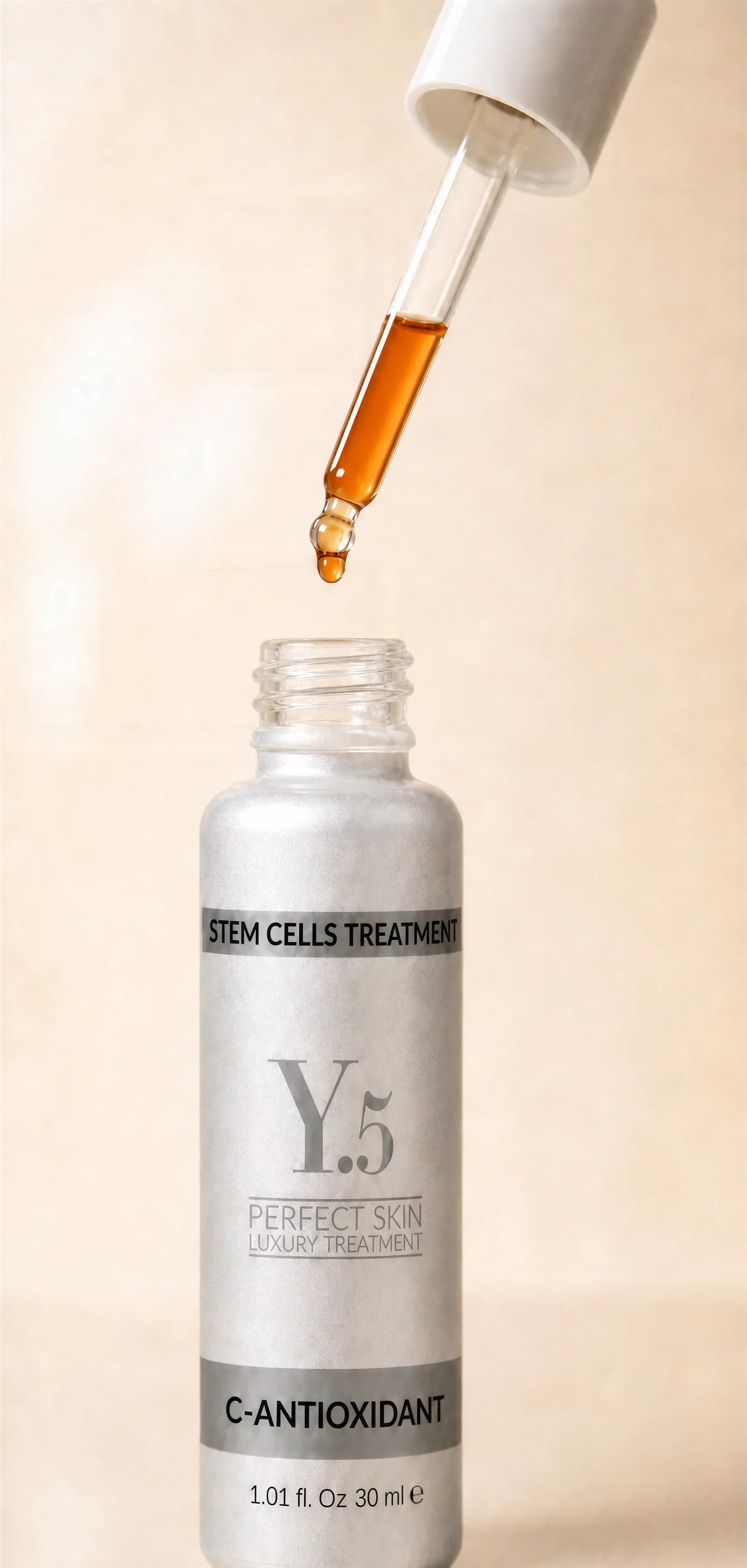 Detalle del sérum naranja en la pipeta
