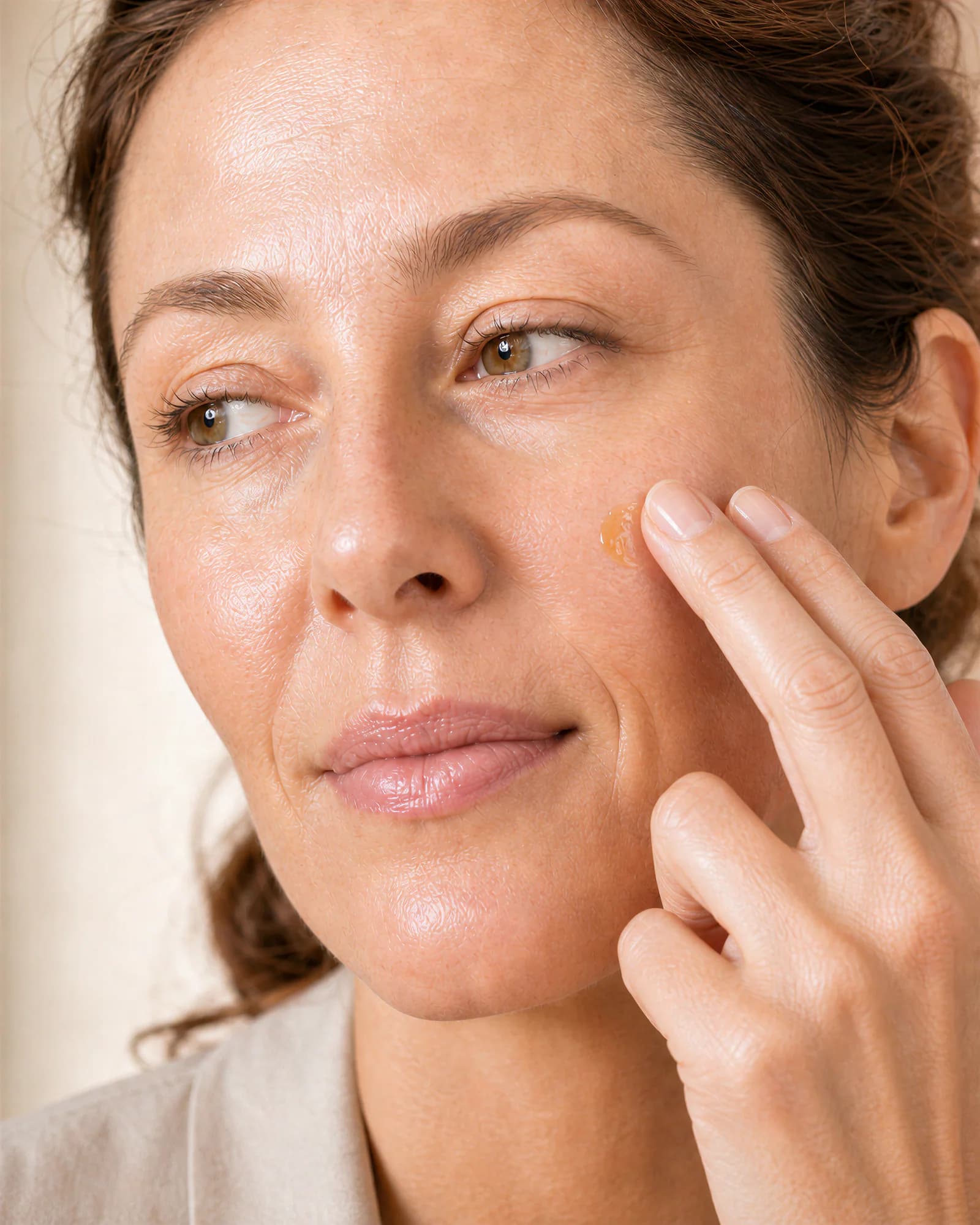 Aplicación natural de una pequeña cantidad de C-Antioxidant sobre la mejilla