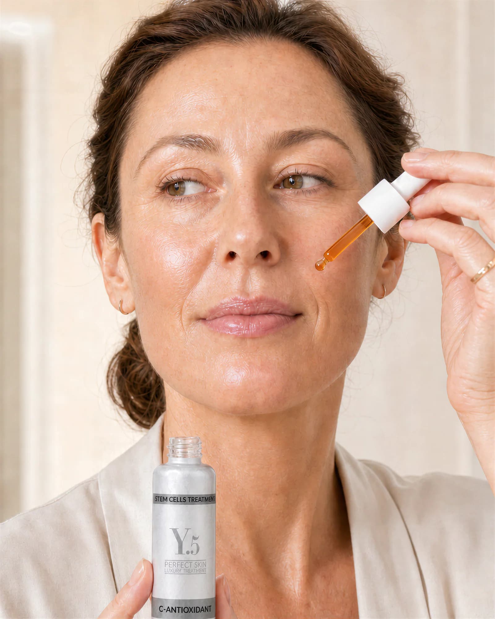 Modelo aplicando el sérum naranja C-Antioxidant