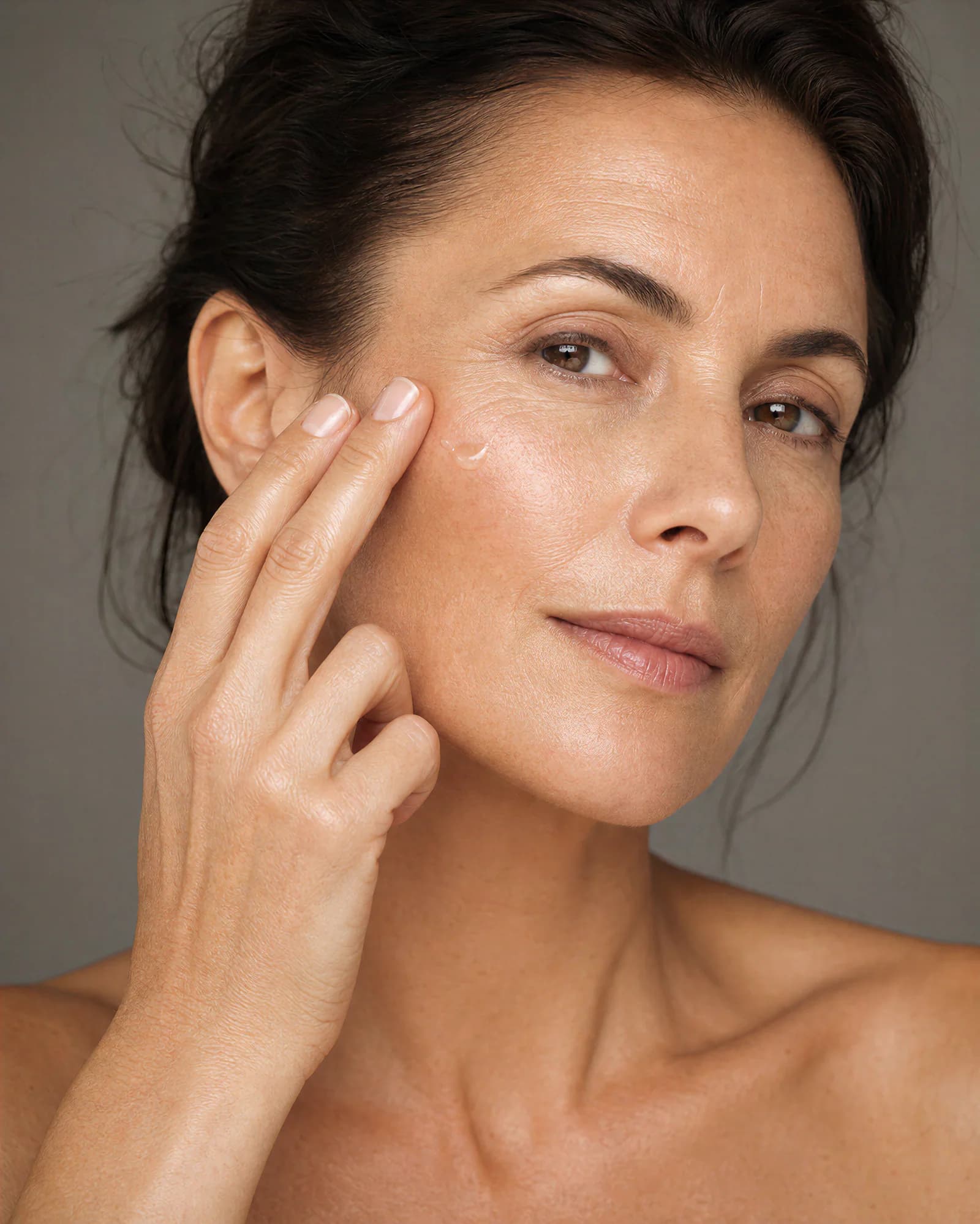 Aplicación de Glicano Firming Serum sobre la mejilla
