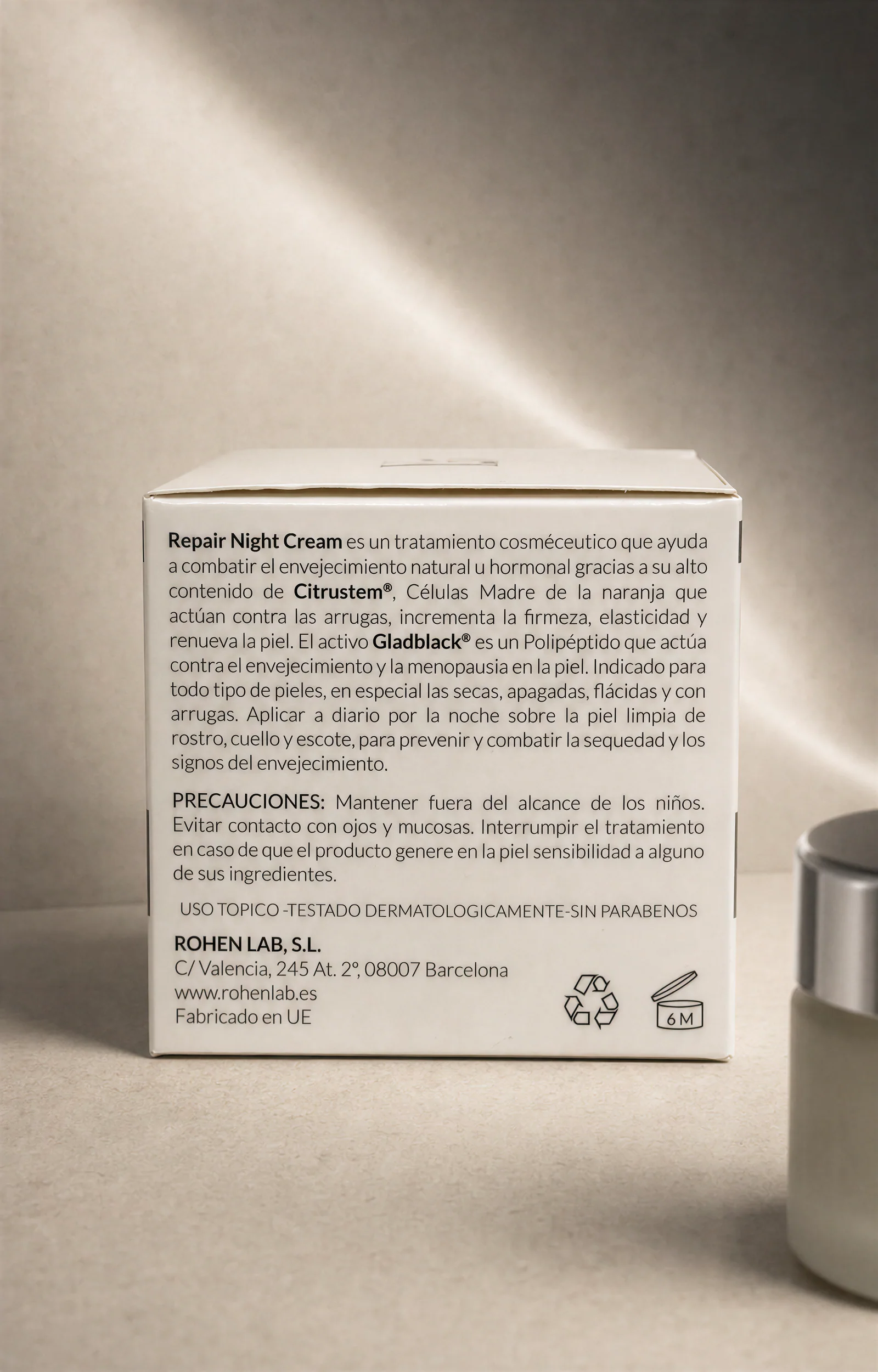 Trasera real del estuche en la escena editorial